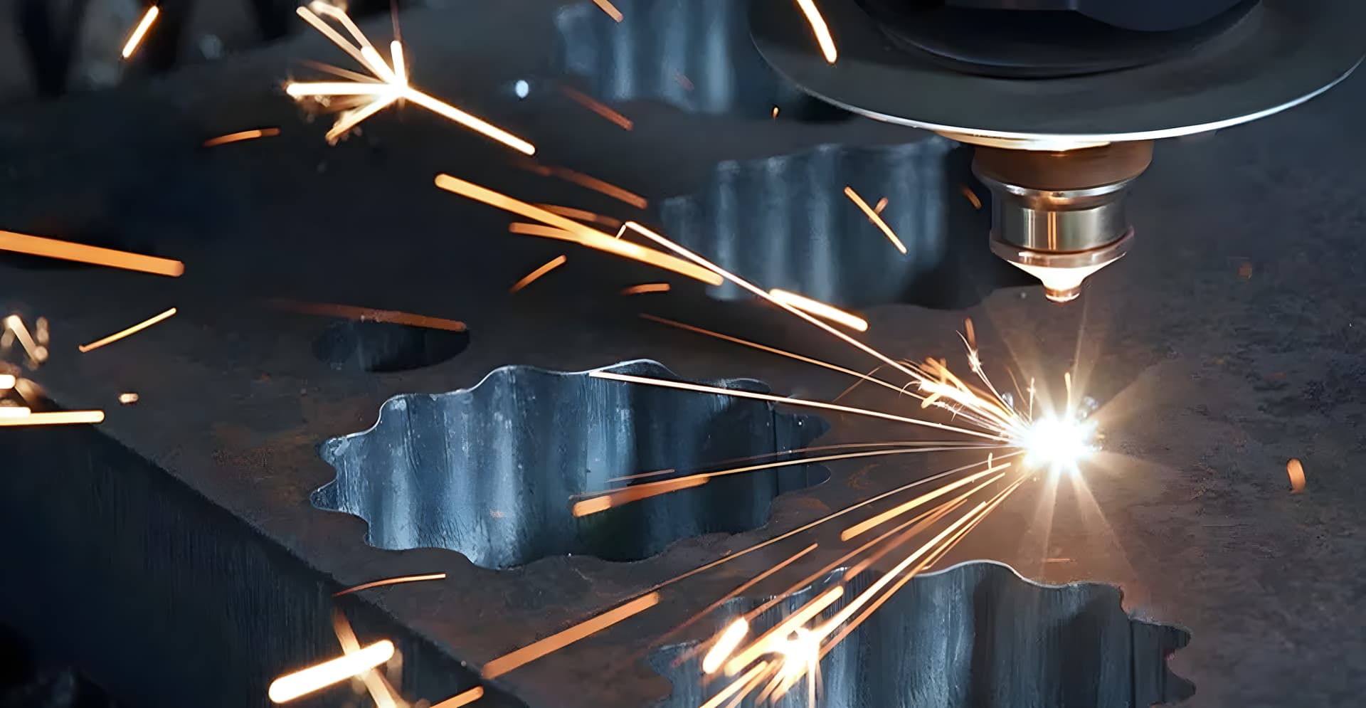 Chispas emitidas durante el proceso de corte láser, mostrando precisión en la creación de piezas detalladas para sectores automotriz, médico y manufacturero.