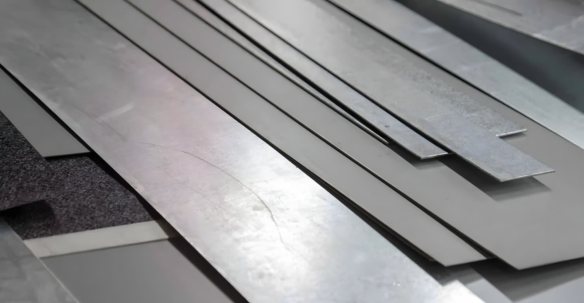Láminas de acero cortadas con precisión mediante guillotina CNC, listas para su uso en aplicaciones industriales como construcción y manufactura.