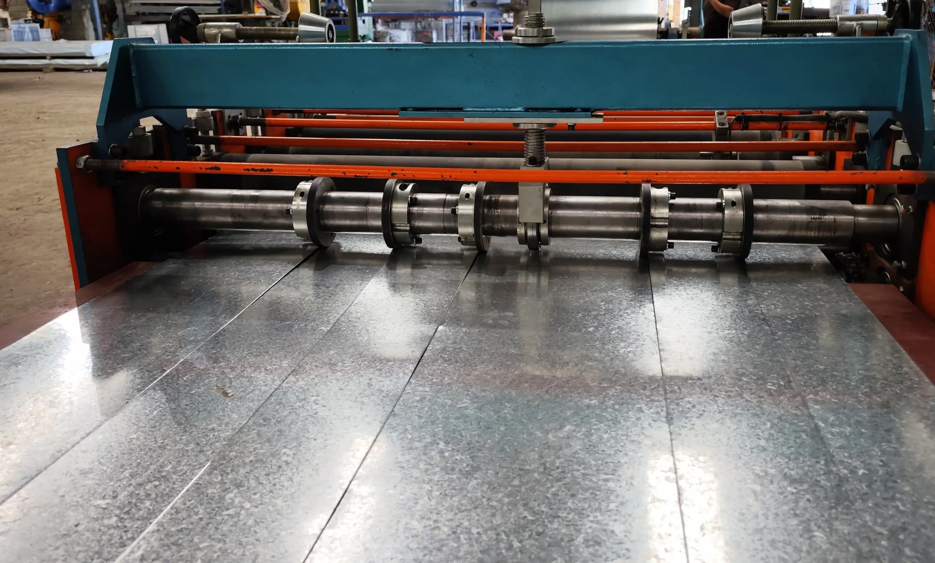 Maquinaria para realizar cortes slitter en gran formato