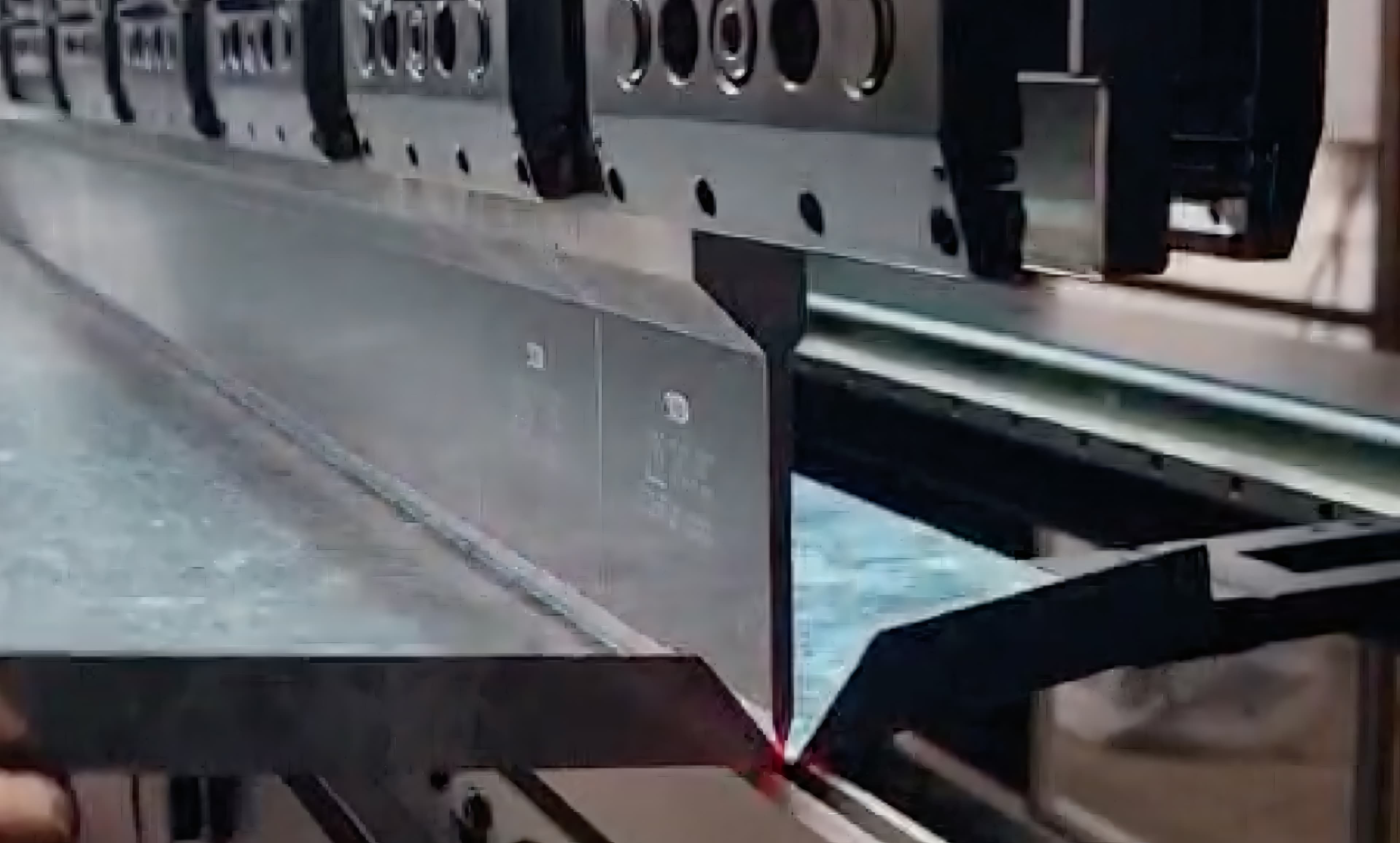 Maquinaria para realizar doblez de precision y en gran formato