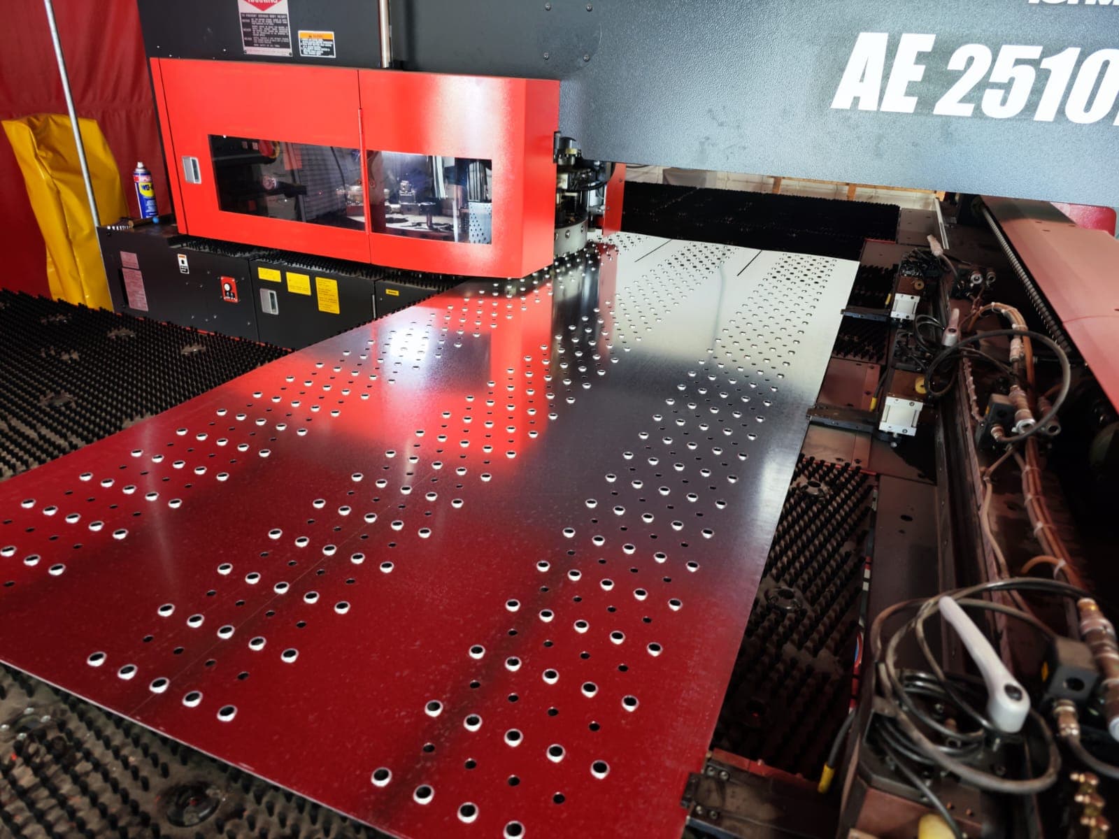 CNC realizando punzonado con torreta de forma automatizada